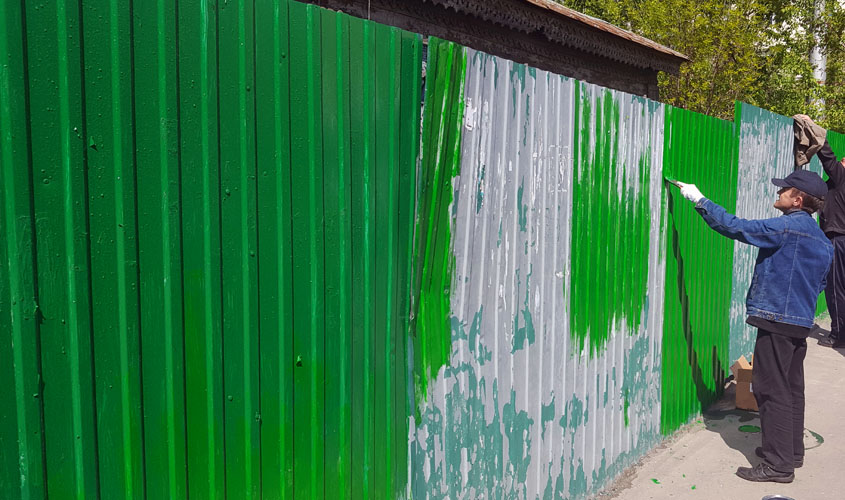 Как красиво покрасить забор на даче фото